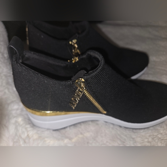 DKNY Donna Karan Black and Gold Sneakers NEW size 8.5 - Picture 5 of 11